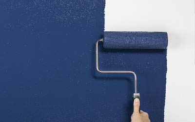 Applying blue color wall paint